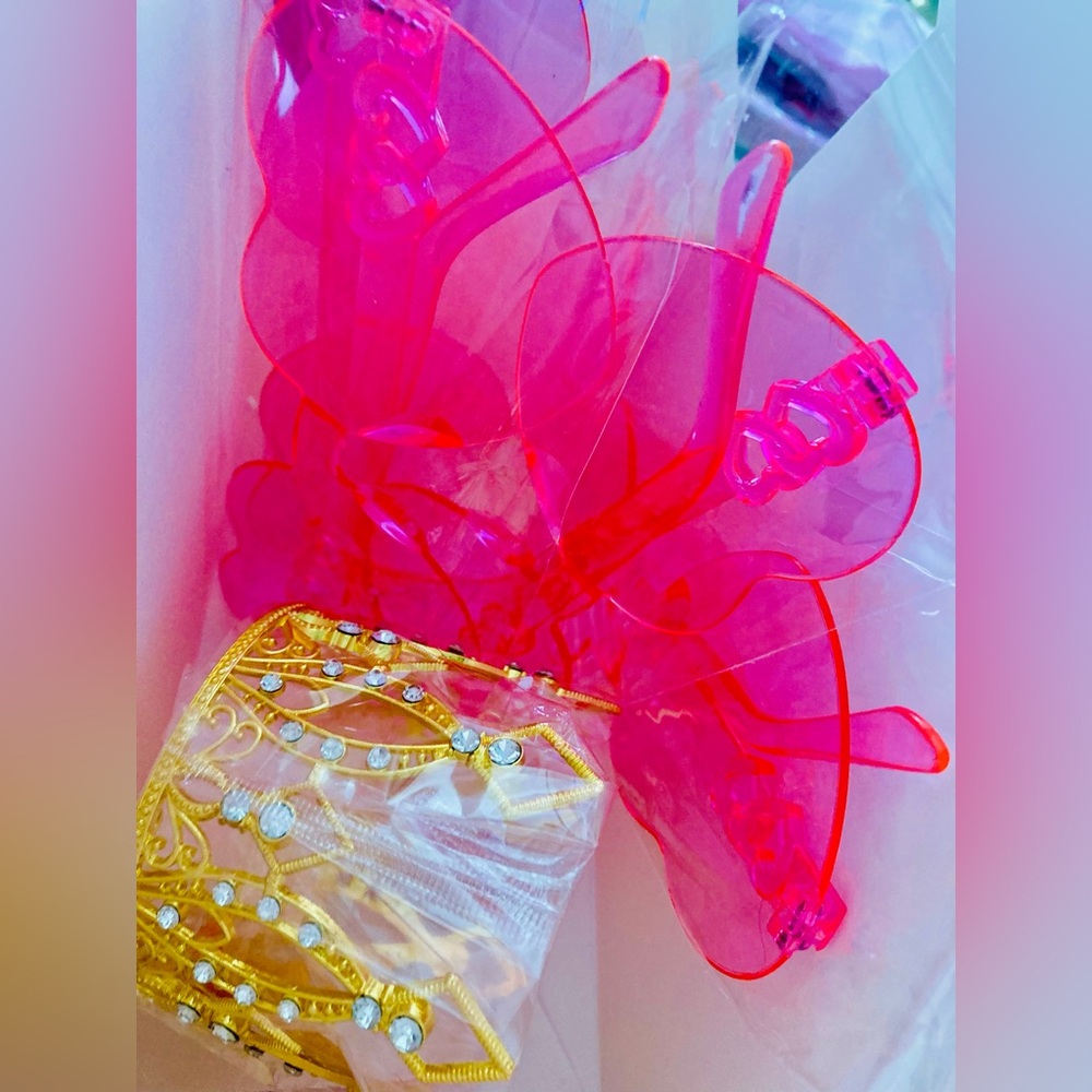 PINK PARTY GIFT BOX AGE APPROPRIATE 4 sunglasses, 1 gold crown